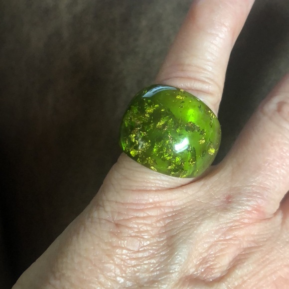 Vintage Green Lucite Gold Foil Flecks Bubble Ring - Picture 8 of 9
